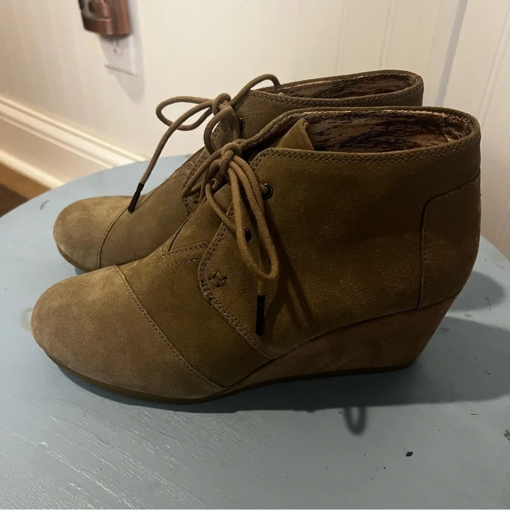 Toms Tan Desert Suede Ankle Wedge Lace up Booties size 9